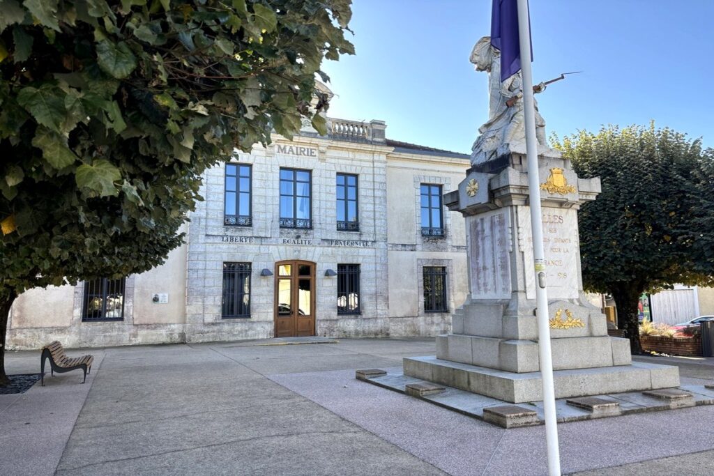 Vue de la mairie en centre bourg de Salles