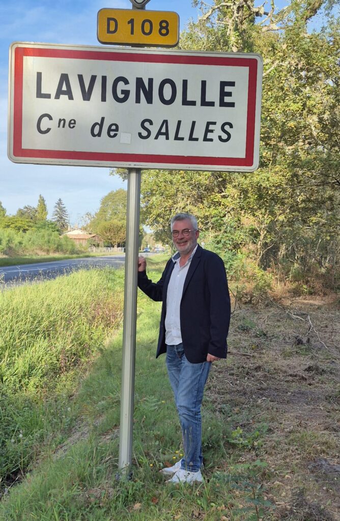 Franck Gallois conseiller immobilier devant le panneau Lavignolle à Salles